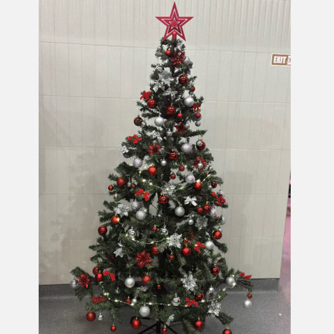 Brad artificial complet împodobit 🎄